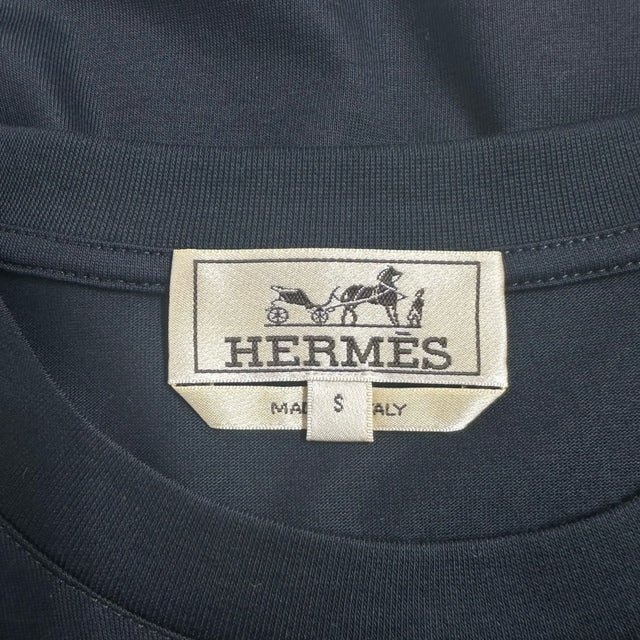 HERMES / エルメス　Tシャツ ミニレザーパッチ《シュヴォー・アン・シンメトリー》