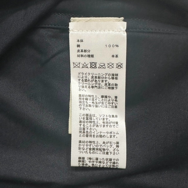 HERMES / エルメス　Tシャツ ミニレザーパッチ《シュヴォー・アン・シンメトリー》